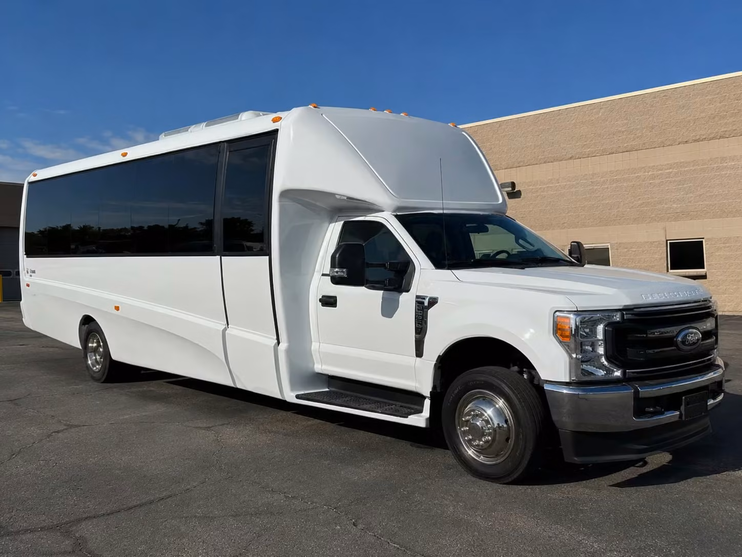 urbandale 15 passenger minibus rental